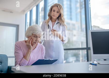 I pazienti anziani si sentono scioccati dopo aver letto i risultati del test Foto Stock