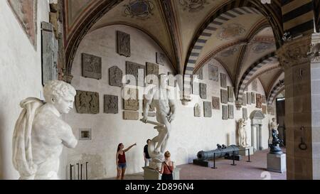 Sculture e rilievi in Palazzo del Bargello a Firenze. Costruito nel XIII secolo, il palazzo fu aperto come museo nazionale nel 1865 Foto Stock