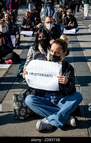 Milano, Italia. 28 Ott 2020. Milano - Piazza Duomo flash MOB dei ristoratori e pubblici esercizi organizzati da FIPE e commerciale rispetto le misure anti Covid-19 del DPCM e la chiusura dei ristoranti alle 18 (Marco Passaro/Fotogramma, Milano - 2020-10-28) p.s. la foto e' utilizzata nel conto del conto E senza intendente diffondatorio del decoro delle persone Rappresentate Credit: Independent Photo Agency/Alamy Live News Foto Stock