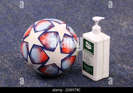 KIEV, UCRAINA - 27 OTTOBRE 2020: Pallone ufficiale della stagione 2020/21 della UEFA Champions League e bottiglia di disinfettante visto durante la partita della UEFA Champions League Shakhtar Donetsk v Inter Foto Stock