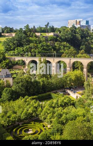 Lussemburgo, Lussemburgo, Vista di Pfaffenthal, viadotto ferroviario e altopiano di Kirchberg Foto Stock