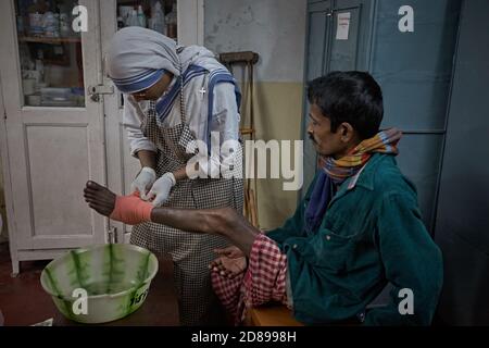 Kolkata, India, gennaio 2008. La suora di Madre Teresa lavora nel suo centro aiutando le persone. Foto Stock