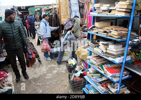 Articoli di seconda mano in vendita al mercato di strada ad Atene, Grecia, 5 gennaio 2020. Foto Stock