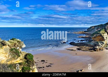 SPIAGGIA DI HOPEMAN LUNGO LA COSTA DI MORAY SCOZIA UNO DEI PICCOLE SPIAGGE SABBIOSE E SCOGLIERE DI ARENARIA DORATA Foto Stock