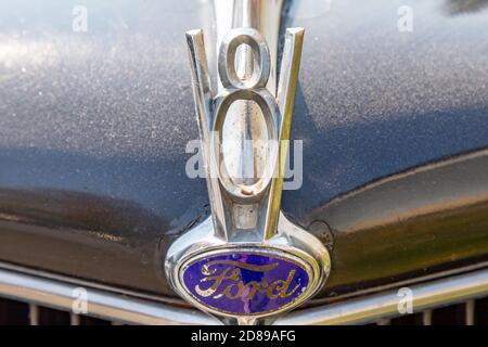 Emblema del cofano Ford antico per un V8 Foto Stock