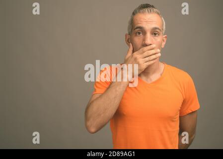 Bello il persiano uomo con i capelli grigi contro uno sfondo grigio Foto Stock