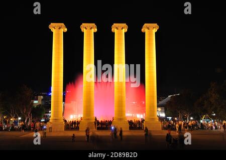 Lo spettacolo notturno della Fontana Magica di Montjuïc a Barcellona. Spagna Foto Stock