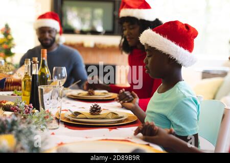 Una famiglia multigenerata che cena di natale insieme Foto Stock