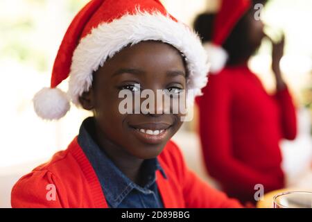 Una famiglia multigenerata che cena di natale insieme Foto Stock