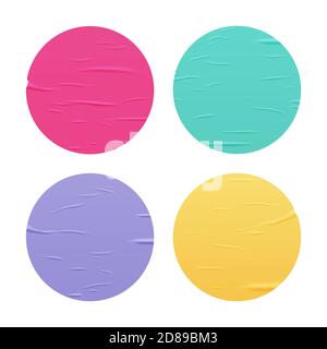 Adesivi rotondi colorati incollati isolati su sfondo bianco. Pacchetto di poster vettoriali sminuzzati realistici. Le rughe bagnate sbozzano la struttura del modello Illustrazione Vettoriale