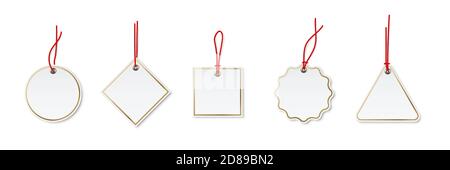 Set di modelli di mockup per le etichette o i prezzi. Carte vuote con stringhe rosse per regali o vendite di forme diverse: Rotonde, rettangolari, quadrate. Vuoto Illustrazione Vettoriale