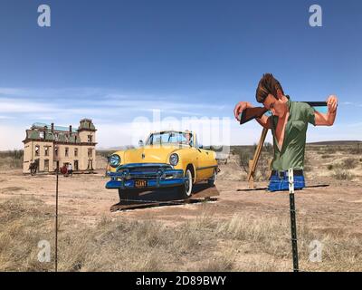 Questa arte a bordo strada vicino a Marfa, Texas, rende omaggio al film "Gigante", con James Dean e Liz Taylor. Gigante reso Marfa Texas famoso. Foto Stock