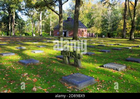 L'ingresso principale del cimitero di guerra tedesco di Vladslo - Deutscher Soldatenfriedhof Vladslo a Diksmuide, Belgio Foto Stock