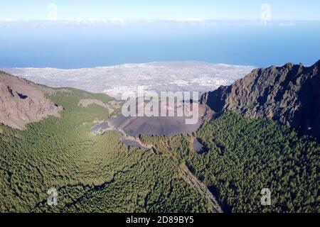 Paesaggio vulcanico aereo formato dal cratere di un vulcano a Guimar, Tenerife, Isole Canarie. Foto di alta qualità Foto Stock