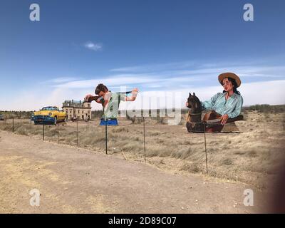 Questa arte a bordo strada vicino a Marfa, Texas, rende omaggio al film "Gigante", con James Dean e Liz Taylor. Gigante reso Marfa Texas famoso. Foto Stock