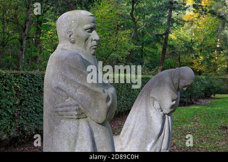 I genitori addoloranti di Käthe Kollwitz (1867-1945) nel cimitero di guerra tedesco di Vladslo - Deutscher Soldatenfriedhof Vladslo a Diksmuide, Belgio Foto Stock