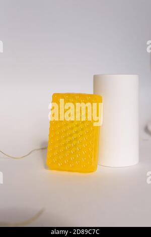Rilievo sapone giallo solido su sfondo chiaro. Foto Stock