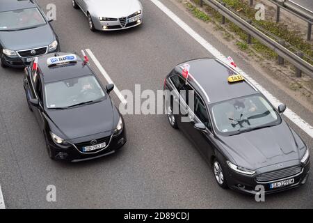 Taxi anti-Uber protesta a Danzica, Polonia. 26 Ottobre 2020 © Wojciech Strozyk / Alamy Stock Photo Foto Stock