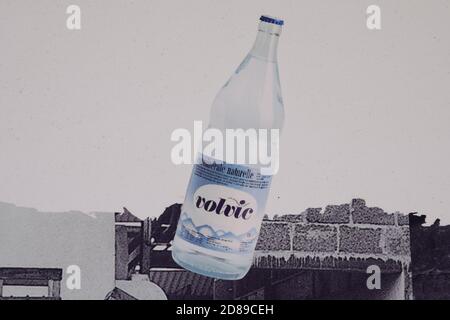 Volvic , Auvergne / Francia - 09 01 2020 : vintage bottiglia vintage segno di pubblicità e logo di testo Foto Stock