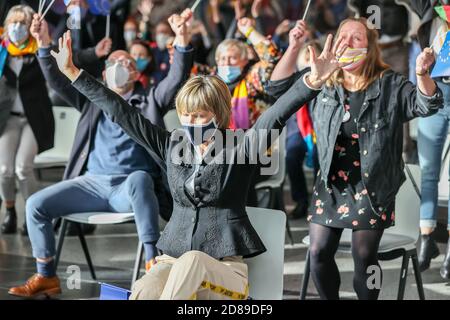 Chemnitz, Germania. 28 Ott 2020. Barbara Ludwig (SPD), Sindaco di Chemnitz, si rallegrò dopo l'annuncio della capitale europea della cultura. Chemnitz rappresenterà la Germania come capitale europea della cultura 2025. La giuria europea ha annunciato una raccomandazione corrispondente per la città sassone. Credit: Jan Woitas/dpa-Zentralbild/dpa/Alamy Live News Foto Stock