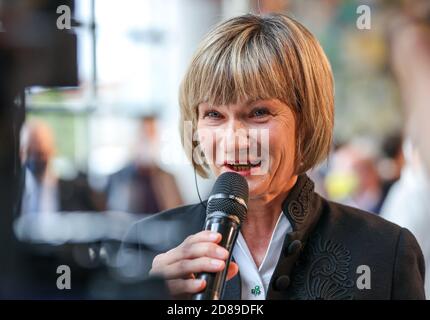 Chemnitz, Germania. 28 Ott 2020. Barbara Ludwig (SPD), Sindaco di Chemnitz, parla dopo l'annuncio della capitale europea della cultura. Chemnitz rappresenterà la Germania come capitale europea della cultura 2025. La giuria europea ha annunciato una raccomandazione corrispondente per la città sassone. Credit: Jan Woitas/dpa-Zentralbild/dpa/Alamy Live News Foto Stock