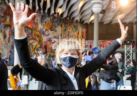 Chemnitz, Germania. 28 Ott 2020. Barbara Ludwig (SPD), Sindaco di Chemnitz, si rallegrò dopo l'annuncio della capitale europea della cultura. Chemnitz rappresenterà la Germania come capitale europea della cultura 2025. La giuria europea ha annunciato una raccomandazione corrispondente per la città sassone. Credit: Jan Woitas/dpa-Zentralbild/dpa/Alamy Live News Foto Stock