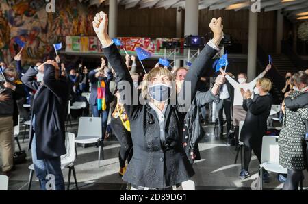 Chemnitz, Germania. 28 Ott 2020. Barbara Ludwig (SPD), Sindaco di Chemnitz, si rallegrò dopo l'annuncio della capitale europea della cultura. Chemnitz rappresenterà la Germania come capitale europea della cultura 2025. La giuria europea ha annunciato una raccomandazione corrispondente per la città sassone. Credit: Jan Woitas/dpa-Zentralbild/dpa/Alamy Live News Foto Stock