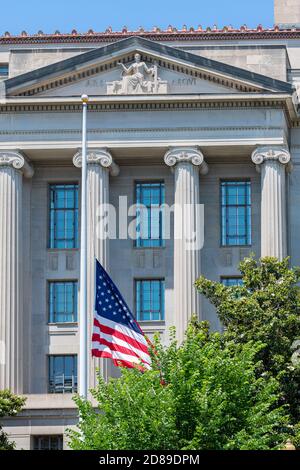 Le colonne ioniche sostanziali supportano il frontone greco-revival su Robert F Kennedy Dipartimento di Giustizia edificio su Constitution Avenue Foto Stock