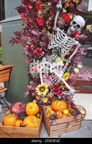 Londra, Regno Unito. 28 Ott 2020. Nonostante le restrizioni Covid Londra case e negozi entrano nello spirito di Halloween. Credit: Brian Minkoff/Alamy Live News Foto Stock