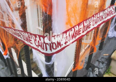 Londra, Regno Unito. 28 Ott 2020. Nonostante le restrizioni Covid Londra case e negozi entrano nello spirito di Halloween. Credit: Brian Minkoff/Alamy Live News Foto Stock