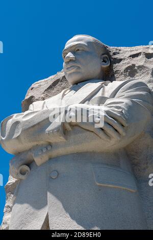 Con le braccia ripiegate, la statua di Martin Luther King Jr., in granito di 9 metri di lei Yixin, si affaccia sul bacino di Tidal dal West Potomac Park Foto Stock