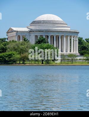 Il pantheon in marmo bianco del Jefferson Memorial sulle rive del bacino del Potomac Tidal a Washington DC Foto Stock