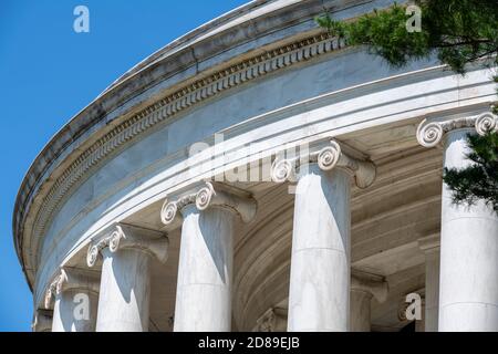 Colonne di ordine ionico, con capitelli scrollati, sostengono la cupola poco profonda del Jefferson Memorial a Washington DC. Foto Stock