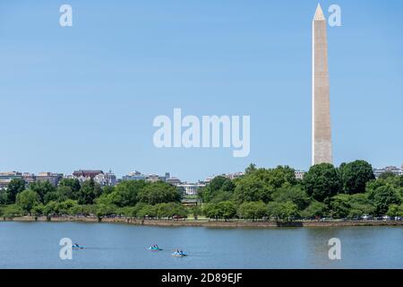 Pedalate sul Tidal Basin di Washington DC sotto lo sguardo della Casa Bianca e del Washington Monument, alto 555 metri. Foto Stock