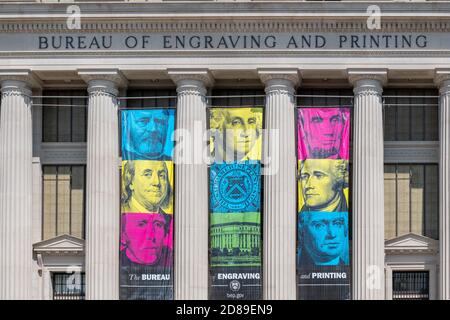 Striscioni colorati appendono dall'ingresso della 15th Street SW Il neoclassico US Bureau of Engraving and Printing edificio in Washington DC Foto Stock