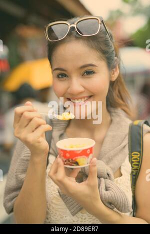 Giovane bella donna asiatica in vacanza ad Ayutthaya, Thailandia Foto Stock