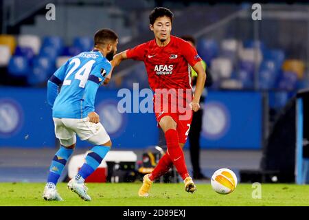 Yukinari Sugawara di AZ e Lorenzo Insigne di Napoli durante la UEFA Europa League, Group Stage, Gruppo F partita di calcio tra SSC Napoli e AZ A C. Foto Stock