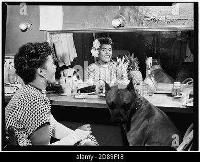 Billie ritratto di festa, guardando nello specchio con un cane, New York, N.Y., ca. Giugno 1946 Foto Stock