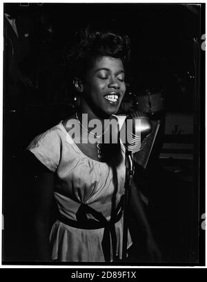 Ritratto di Sarah Vaughan, Café Society (Downtown), New York, N.Y., ca. Agosto 1946 Foto Stock