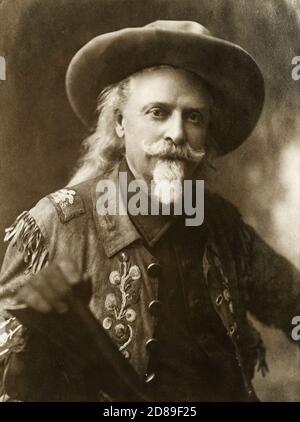 William F (Buffalo Bill) Cody, responsabile del Wild West Show. Ritratto di Buffalo Bill in buckskin con perle cucite dei nativi americani, c1909. Foto Stock