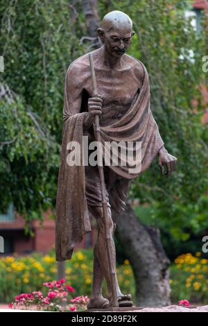 La statua in bronzo di Mahatma Gandhi da 8 metri di Gautam Pal si trova su un'isola triangolare fuori dall'ambasciata indiana su Massachusetts Avenue a Washington. Foto Stock