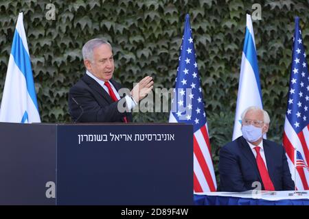 Ariel, Cisgiordania. 28 Ott 2020. Il primo ministro israeliano Benjamin Netanyahu partecipa a una cerimonia speciale con l'ambasciatore americano in Israele David Friedman (R) per firmare un'estensione dell'accordo di cooperazione scientifica Israele-USA in Cisgiordania 'Judea, Samaria' e Golan Heights, presso l'insediamento della Cisgiordania dell'Università di Ariel, mercoledì 28 ottobre 2020. Pool Photo by Emil Salman/UPI Credit: UPI/Alamy Live News Foto Stock