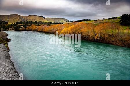 Fiume attraverso il paesaggio rurale vicino Motueka, Isola del Sud, Nuova Zelanda Foto Stock