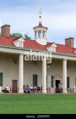Il fronte est della villa del Monte Vernon, con la sua caratteristica piazza a due piani e la cupola ornata, entrambe progettate per infiltrarsi aria fresca nella casa. Foto Stock