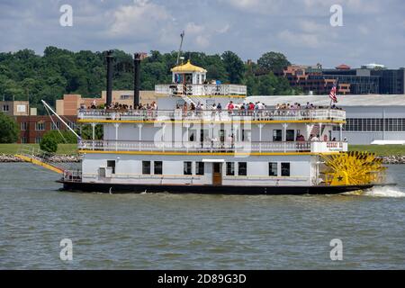 I turisti potranno godersi il sole di giugno con una crociera sul fiume Potomac sul battello a vapore in stile vittoriano Cherry Blossom. Foto Stock
