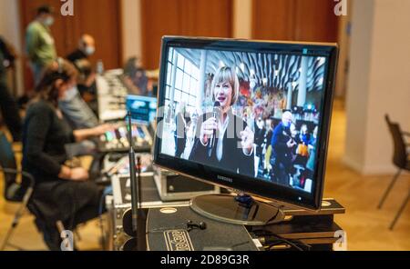 Berlino, Germania. 28 Ott 2020. Barbara Ludwig (SPD), sindaco di Chemnitz, può essere visto su un monitor durante un evento online a seguito dell'annuncio della capitale europea della cultura. Chemnitz rappresenterà la Germania come capitale europea della cultura 2025. La giuria europea ha annunciato una raccomandazione corrispondente per la città sassone. Credit: Kay Nietfeld/dpa/Alamy Live News Foto Stock