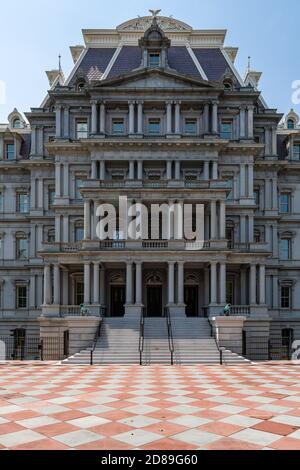 L'elaborata facciata francese del secondo Impero dell'edificio degli uffici Eisenhower di Alfred Mullet, accanto alla White House West Wing a Washington DC Foto Stock