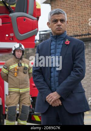 Il sindaco di Londra Sadiq Khan incontra i vigili del fuoco durante una visita alla stazione dei vigili del fuoco di Old Kent Road a Southwark, Londra, dove ha esaminato alcuni dei corsi di formazione, nuove tecnologie e apparecchiature utilizzati dalla brigata. Foto Stock