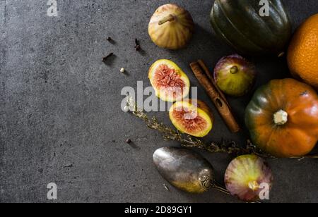 Verdure fresche su sfondo grigio con spazio per la copia. Foto dall'alto di butternut, zucca gemma, carota di zucca d'oro, fichi, patate dolci, cipolla. Foto Stock