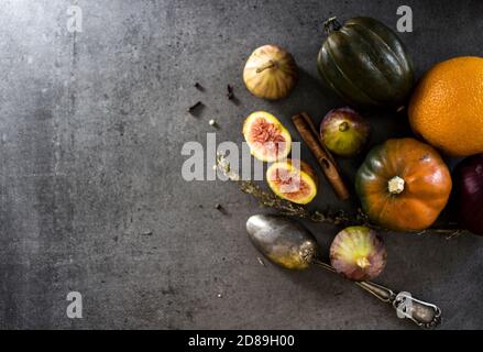 Verdure fresche su sfondo grigio con spazio per la copia. Foto dall'alto di butternut, zucca gemma, carota di zucca d'oro, fichi, patate dolci, cipolla. Foto Stock